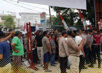 AKSI 18 KELOMPOK TANI DI ASAHAN BERUJUNG RICUH, MASSA MENGAKU LUKA DAN DUA KACA MOBIL PECAH
