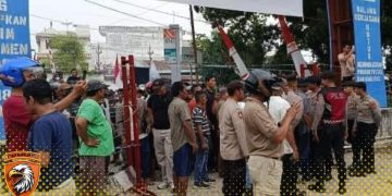 AKSI 18 KELOMPOK TANI DI ASAHAN BERUJUNG RICUH, MASSA MENGAKU LUKA DAN DUA KACA MOBIL PECAH
